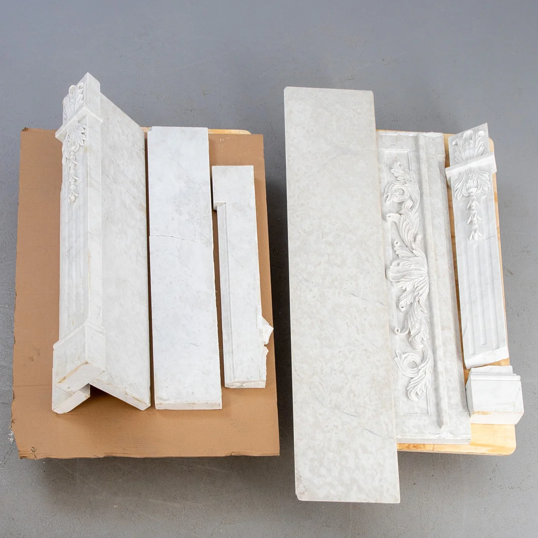 Kaminvorsatz mit geschnittenen Pflanzenelemente, Carrara Marmor, 1.Hälfte 20. Jh. — Other — Stockholms Auktionsverk Hamburg