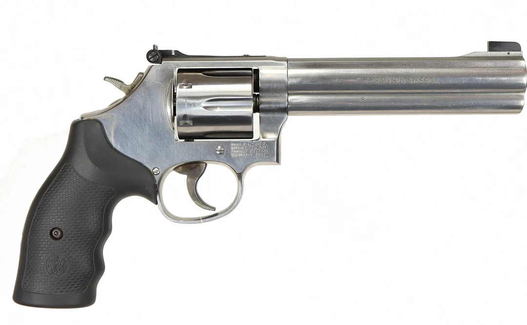 REVOLVER, fabrikat Smith & Wesson, modell 686-6, kaliber .357 Magnum, tillv.nr CZE8991, se-nr SE2633147. — Revolvers — Walter Borg
