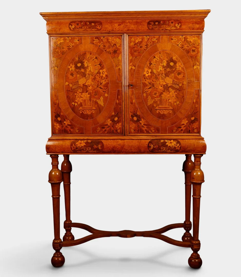 Cabinet de estilo Jorge II en palma de caoba y marquetería, de principios del siglo XX. — Chests of drawers — Barcelona Auctions