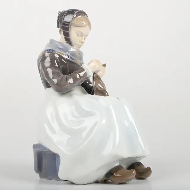 LOTTE BENTER. Figurin, Amagerflicka, porslin, Royal Copenhagen, Danmark.