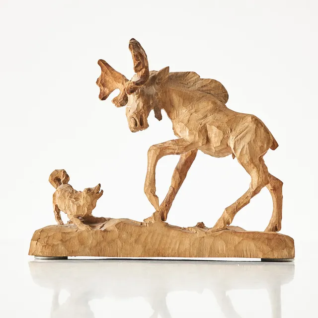 ERIK REIMHULT. Älg med hund, skulptur, trä, signerad samt daterad 1953.