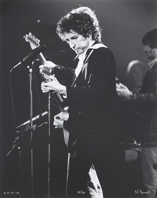 ED FINNELL (USA/SVERIGE, FÖDD 1956). Bob Dylan & The Band, "Blood on the Tracks Tour", Los Angeles Forum, 14 februari 1974, signerad Ed Finnell, 33/50.