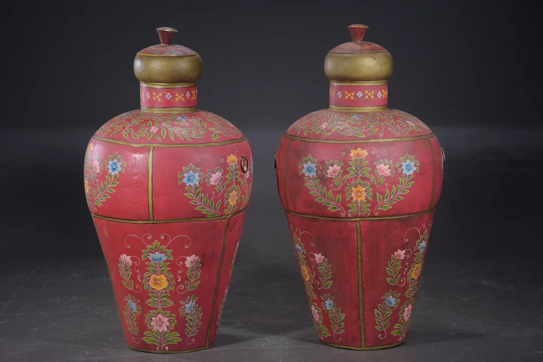 Par kolossal-vaser, bemalet metal, Indien eller Pakistan (2) — Hobby and collectibles/Asian art — Lauritz