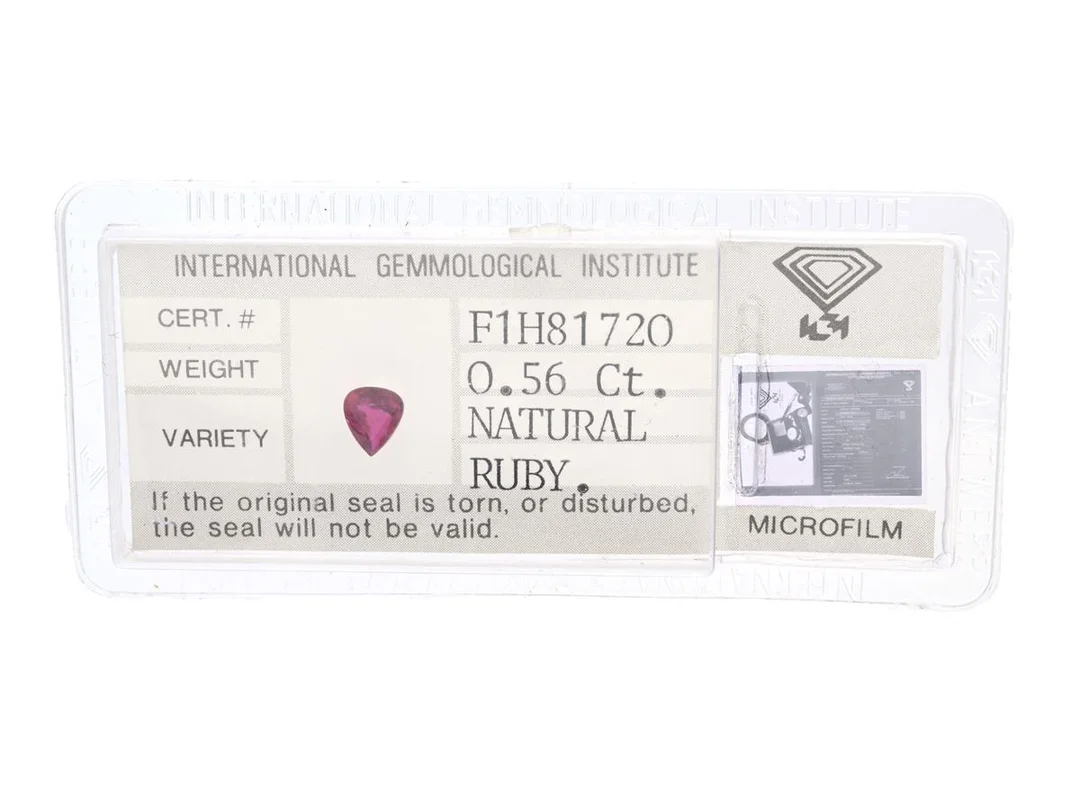 RUBIN, droppslipad, 0.56 ct, mått 5,9 x 4,94 x 2,52 mm, IGI certifikat F1H81720, förseglat. — Ädelstenar/Rubiner — Kaplans