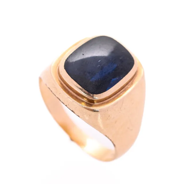 Poul Nyhagen: A ring of 14k gold set with a synthetic sapphire. Str. 68.