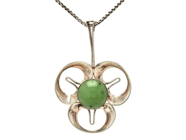HÄNGE MED KEDJA, venezia, sterlingsilver, grön kalcedon, Alton, Falköping 1973, längd 38 cm, vikt 25,8 g.