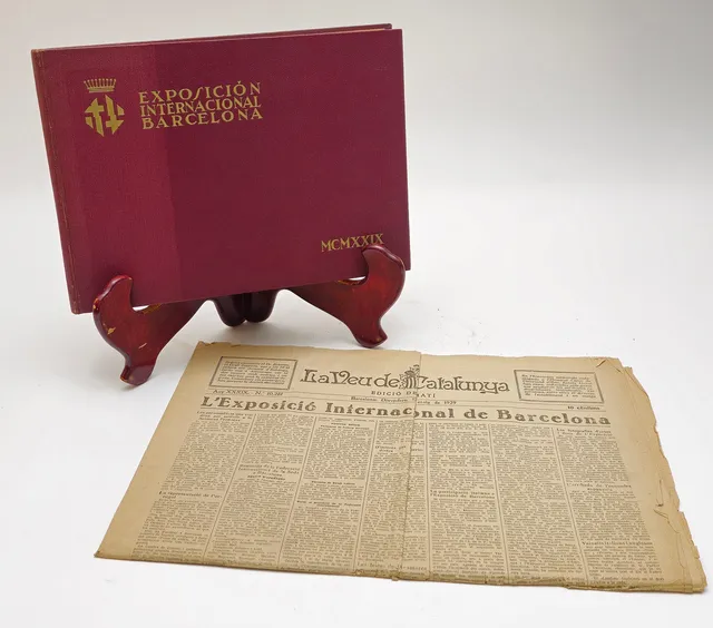 LIBRO DE FOTOGRAFÍA DE LA EXPOSICIÓN INTERNACIONAL DE BARCELONA DE 1929 Y DIARIO DE "LA VEU DE CATALUNYA" DEL DÍA 17 DE MAYO DE 1929.