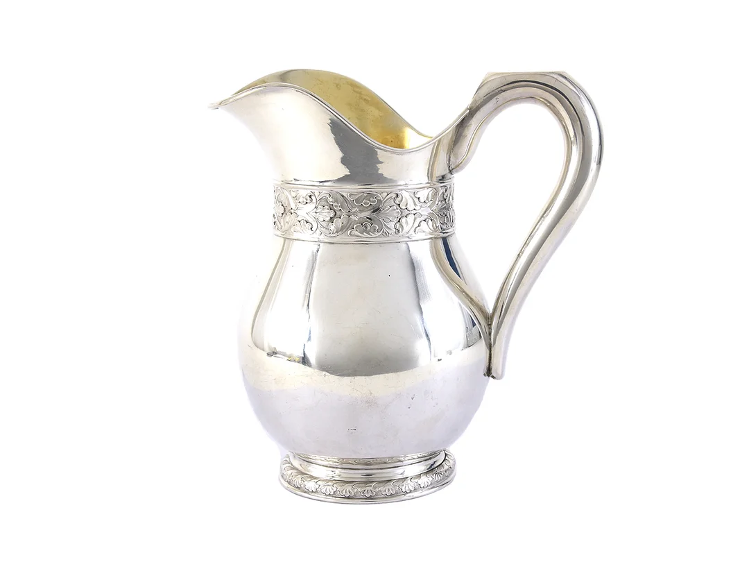 KANNA, silver, invändigt förgylld, av baluster form med formpressad bladdekor, CG Hallberg, Stockholm 1902, höjd 16,0 cm, vikt 509,6 g. — Silver/Kanna — Kaplans