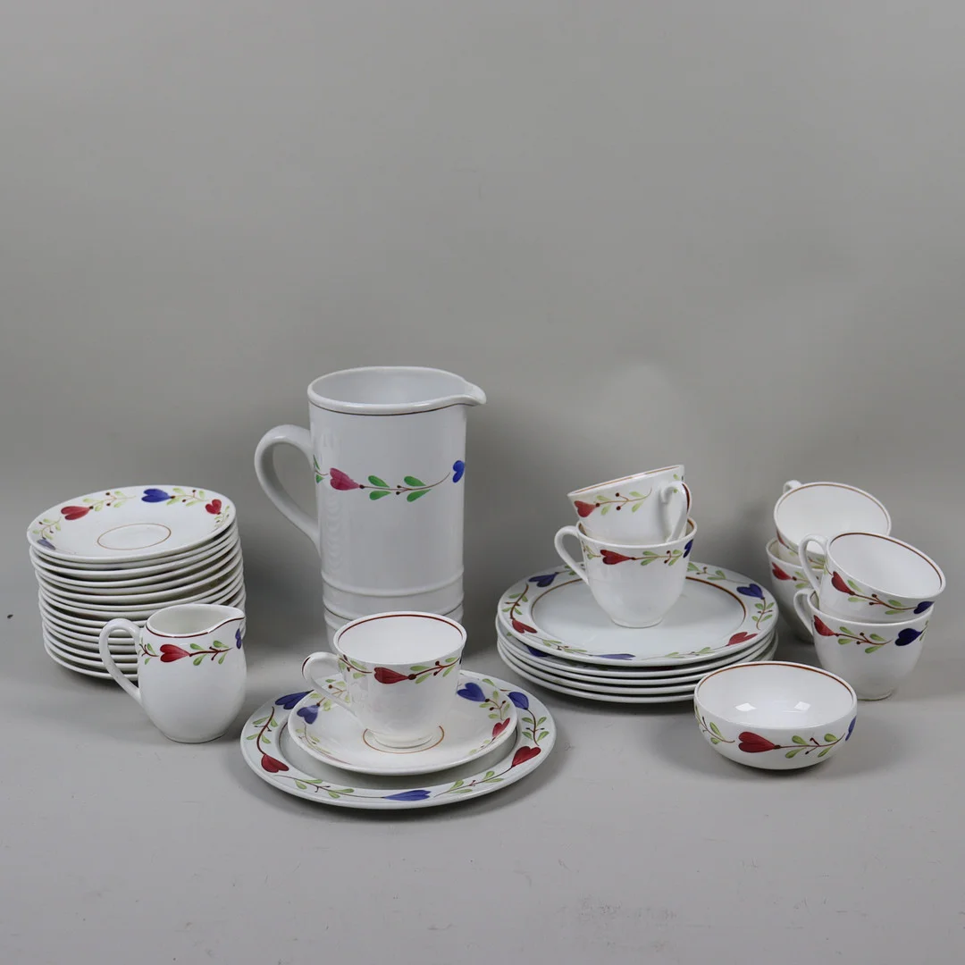 STIG LINDBERG. Gustavsberg, "Ranka", kaffeservis samt kanna, 32 delar. — Tableware — Markus Auktioner