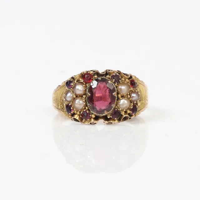 A VICTORIAN GARNET AND PEARL CLUSTER RING.