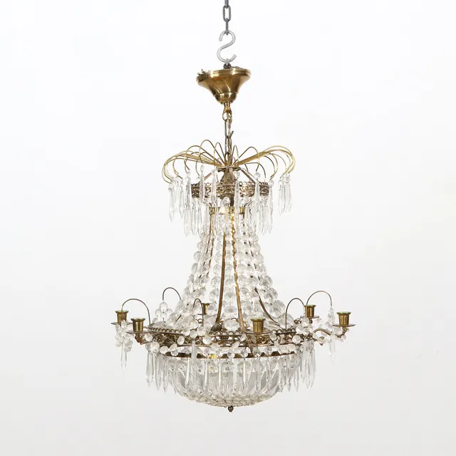 LJUSKRONA MED PRISMOR. Mässingsstomme med glasprismor. Empirestil, 1900-talets andra hälft.