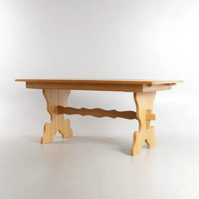 DANSK MØBELDESIGN. Rektangulært spisebord af eg, skulpturelt stel med udskæringer, plade med udtræk, Henry Kjærnulf-stil, 1960-70'erne (1+2).