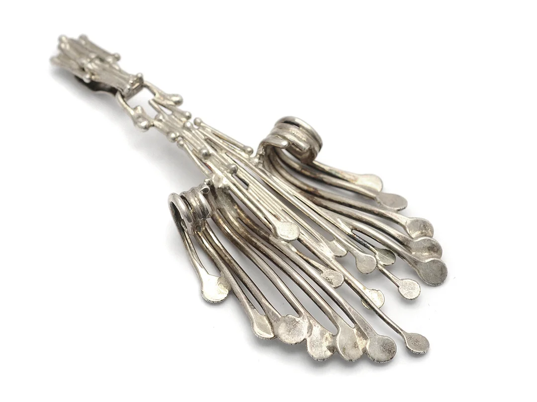 HÄNGE, sterlingsilver, organisk form, höjd 9 cm, vikt 14,8 g. — Smycken/Hänge — Kaplans