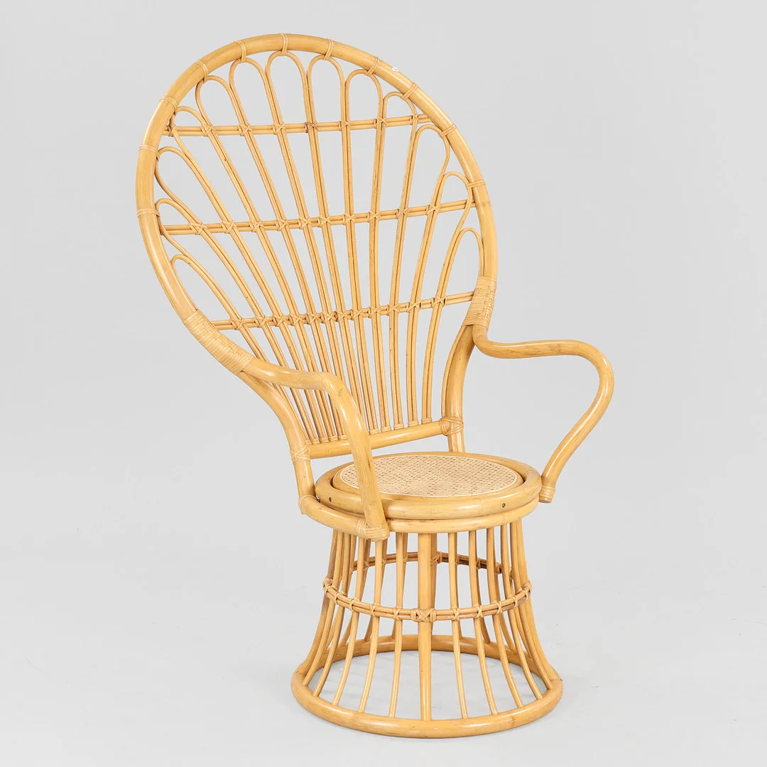Stor påfuglestol af bambus og rattan med sæde i nyflettet fransk rørflet, 1970/80'erne. — Armchairs & Chairs — Palsgaard Kunstauktioner