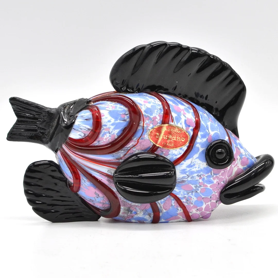 MURANO GLAS SKULPTUR, FISCH, MEHRFACHES STUDIOGLAS, MARMORIERT, ITALIEN, UM 1960, MIT STUDIOETIKETT. — Sculptures & Bronzes — Kunst- und Auktionshaus Kleinhenz