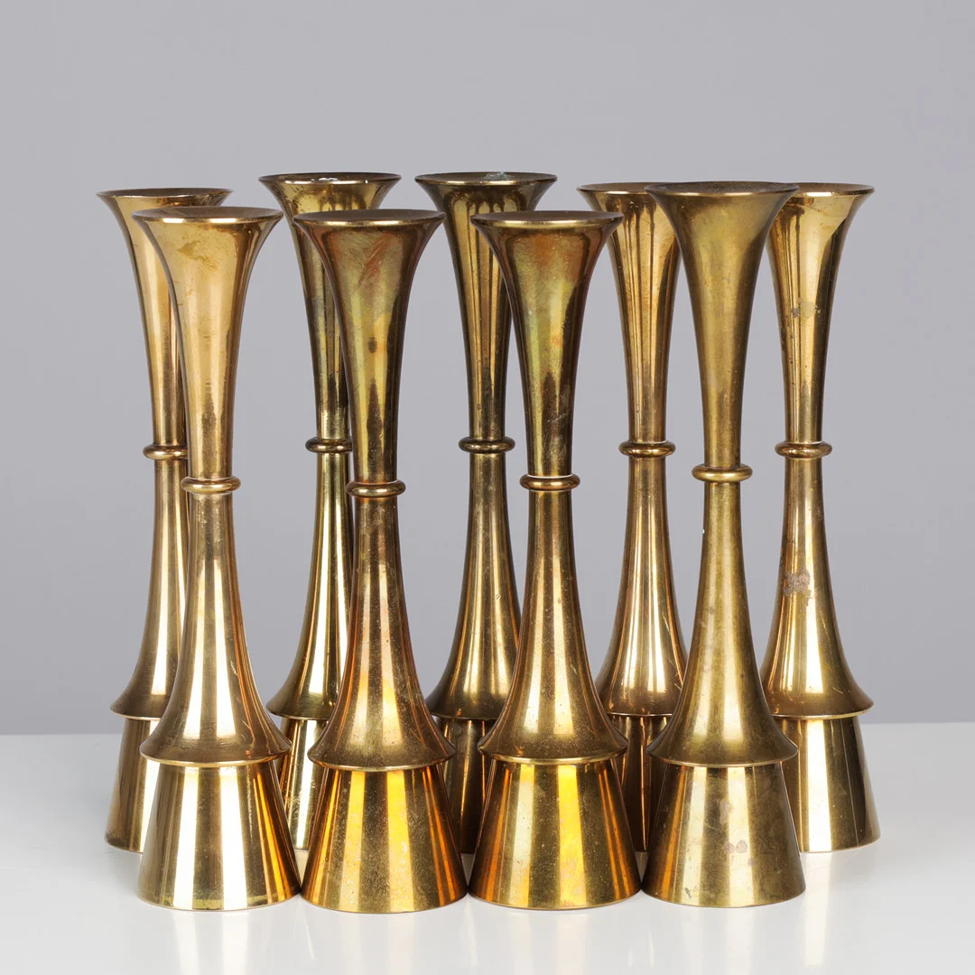 DANSK DESIGN. Sæt på ni lysestager af messing, Danmark, 1960'erne, (9). — Candlesticks — Palsgaard Kunstauktioner