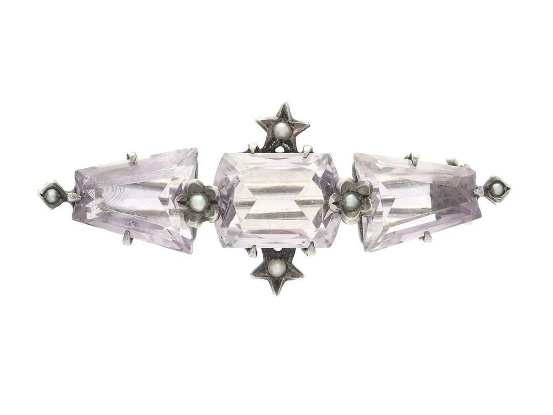 BROSCH, silver, ametister, fröpärlor, mått 15x42 mm, vikt 4,4 g. — Smycken/Brosch — Kaplans