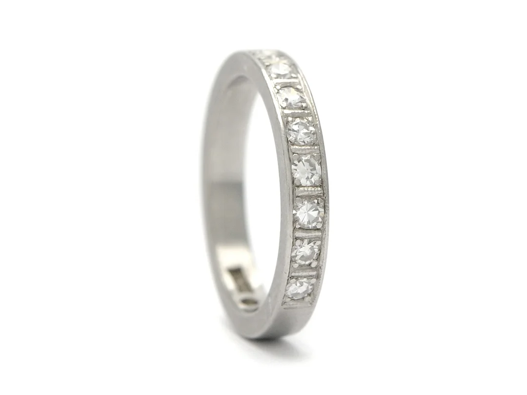 ALLIANSRING, platina, 8 åttkantslipade diamanter, ca 0,20 ctv, ca TW-W/SI, stl 15,5 mm, Stockholm 1952, vikt 4,4 g. — Smycken/Alliansring — Kaplans