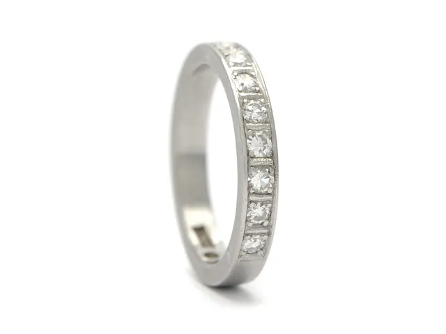 ALLIANSRING, platina, 8 åttkantslipade diamanter, ca 0,20 ctv, ca TW-W/SI, stl 15,5 mm, Stockholm 1952, vikt 4,4 g.