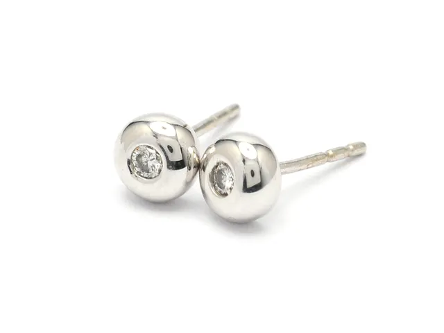 ÖRHÄNGEN, 18K vitguld, 2 briljantslipade diamanter ca 0,08 ctv, ca TW-W(G-H)/VS, stift, vikt 1,8 g, utan snurrebussar.
