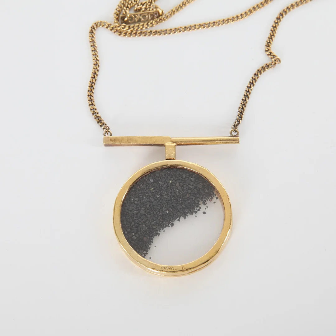 BJØRG NORDLI-MATHISEN. Halsband, guldfärgad metall, Bjørg Jewellery, Norge. — Necklace — Auktionsverket Engelholm