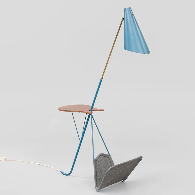 GOLVLAMPA med BORD och TIDNINGSSTÄLL, 1950-tal.