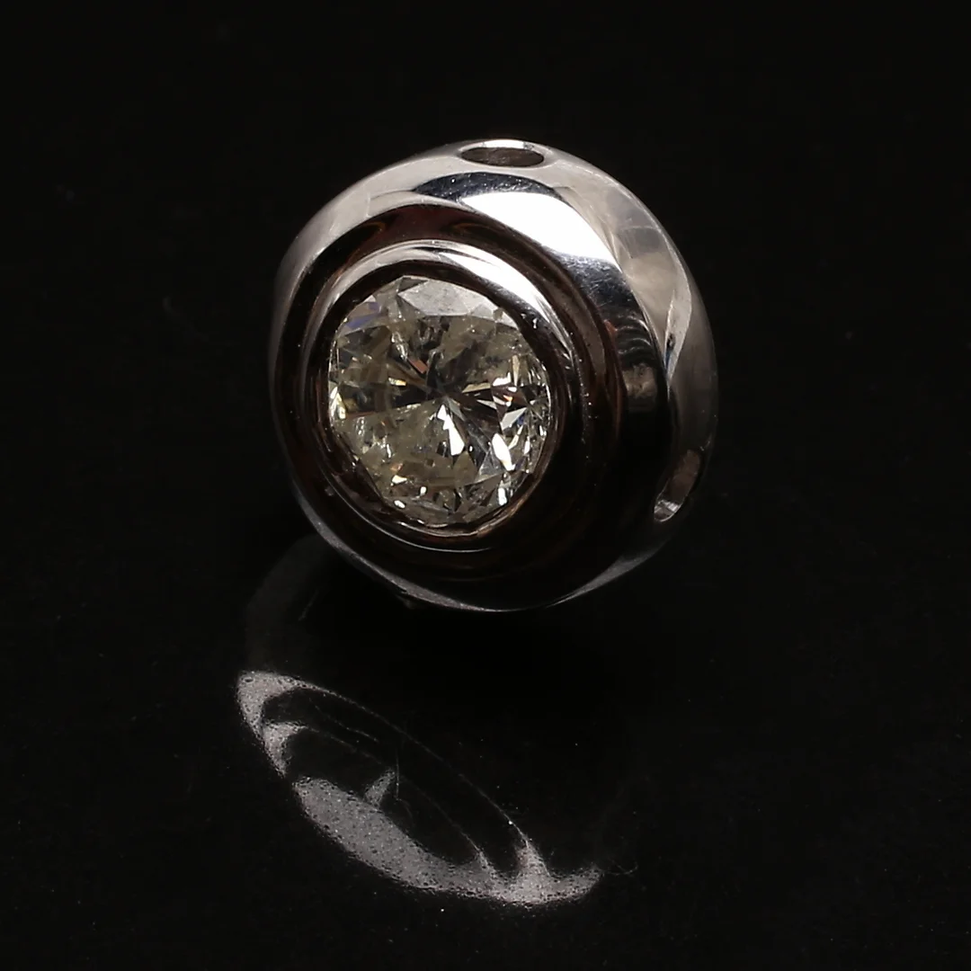 HÄNGE, 14K vitguld, diamant 0.70 ct. — Brooches & Pendants — Garpenhus Auktioner