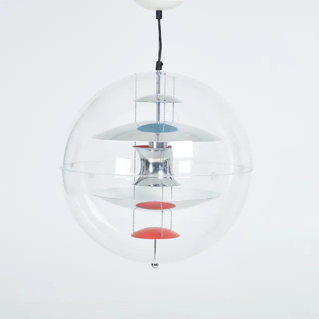VERNER PANTON. Taklampa, VP Globe Coloured Glass, akryl och metall, Pendant, etikettmärkt, samtida.