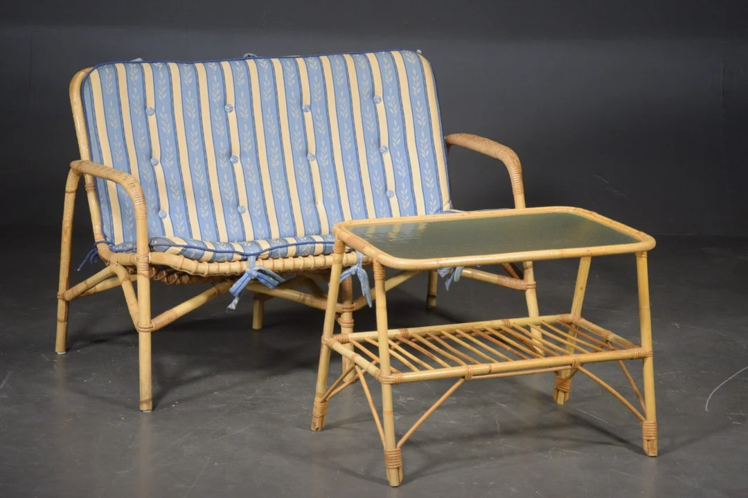Sofa & lille bord af bambus / glas (2) — Furniture/Lounge suites, sofas — Lauritz