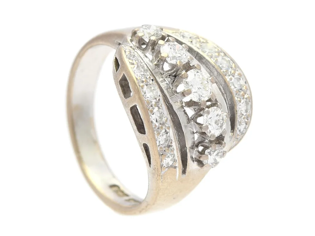 RING, 18K vitguld, 17 briljant- och åttkantslipade diamanter ca 0,60 ctv, ca TW/VS, stl 15,25 mm, vikt 5,5 g, en åttkantslipad diamant har liten skada på paviljongen och de två minsta briljantslipade diamanterna har slitna fasettkanter. — Smycken/Ring — Kaplans