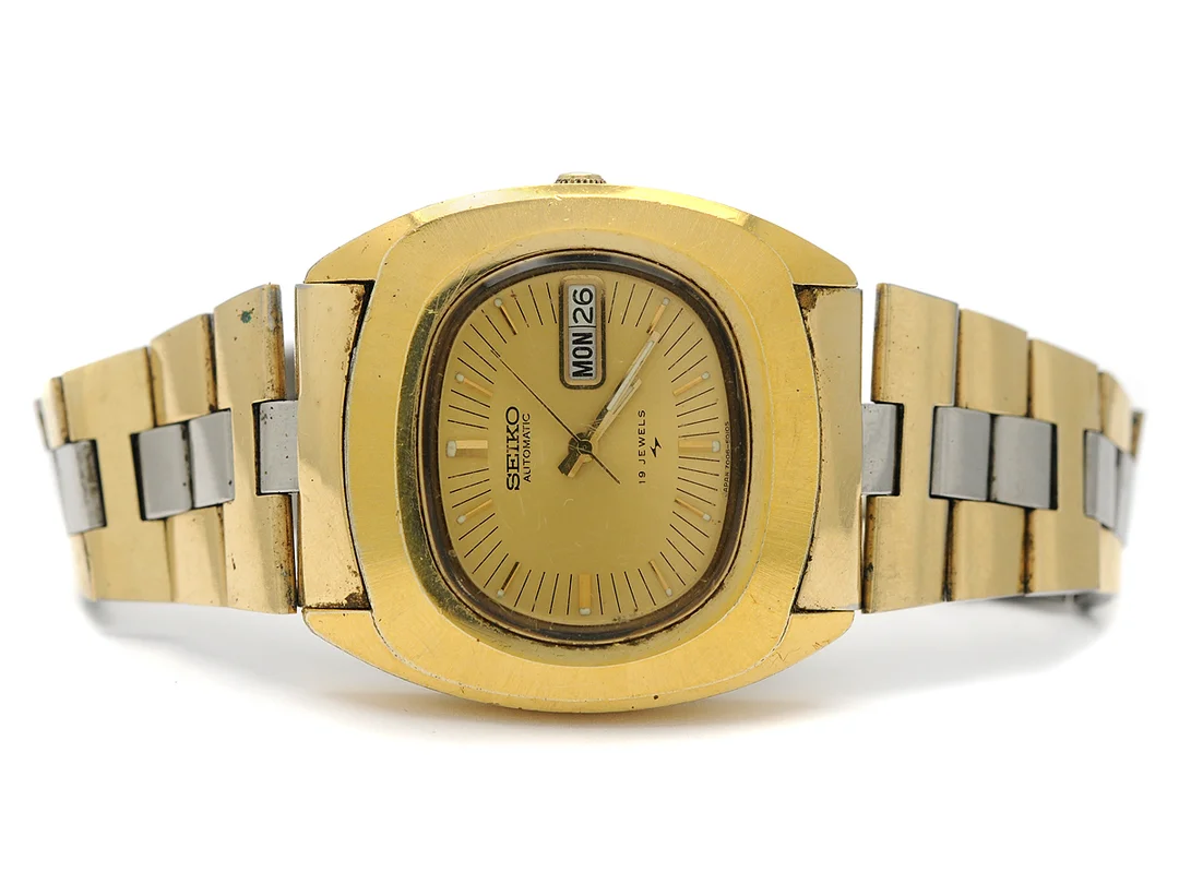 SEIKO, herrur, 39 mm, Serie nr. 470501, Boett nr. 7006-5000, doublé, automatisk, plexiglas, dag, datum, skadad urtavla, originallänk (skadad), viklås, ca 1974. — Klockor/Seiko — Kaplans
