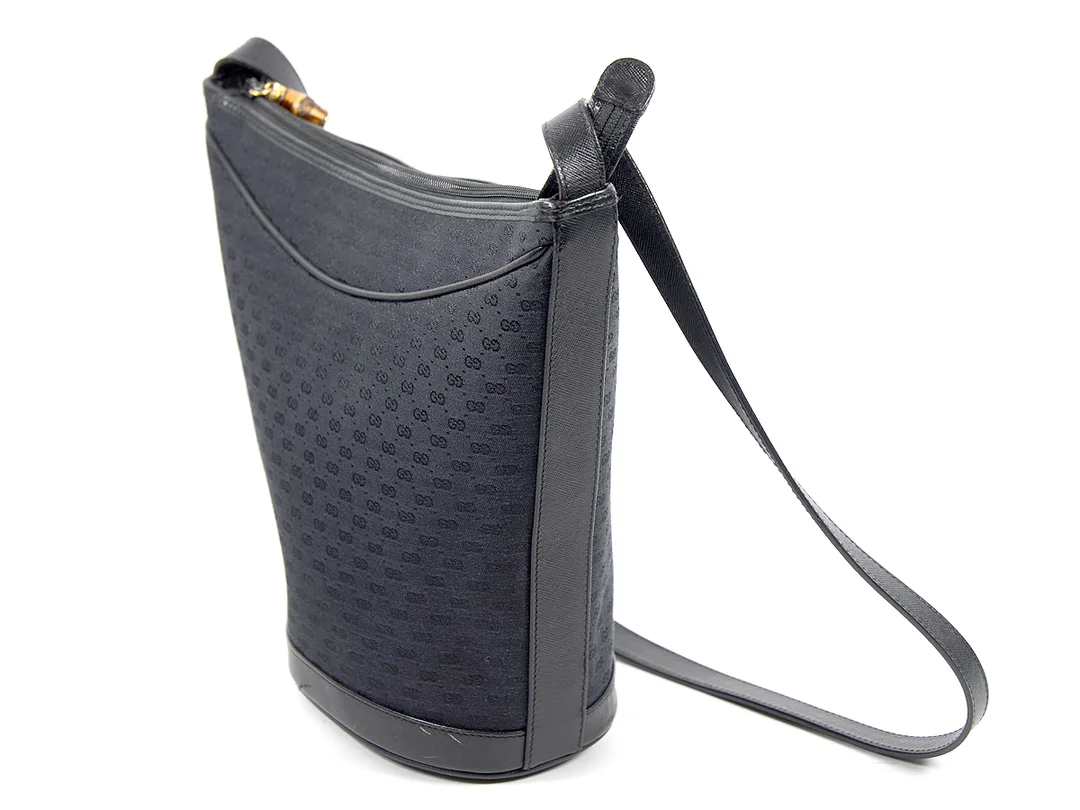 VÄSKA, GUCCI, vintage, svart gg tyg, svart läder, 18x25x11 cm. — Accessoarer/Väskor — Kaplans