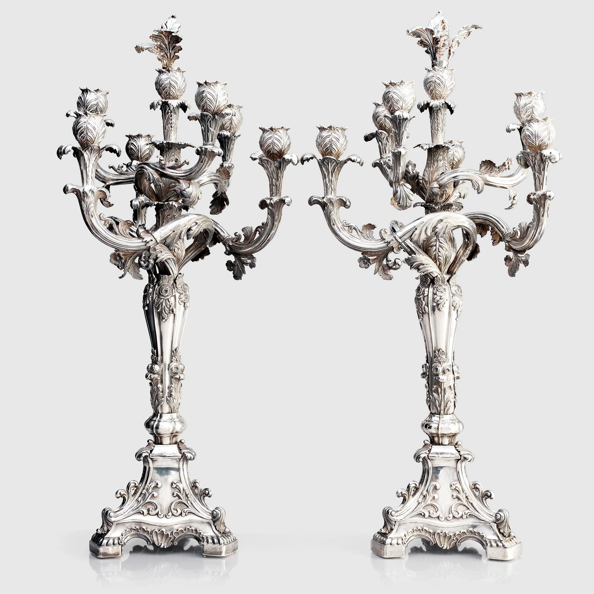 Gustaf Möllenborg, kandelabrar för sju ljus vardera, ett par, silver, Stockholm 1844. Nyrokoko. — Bukowskis