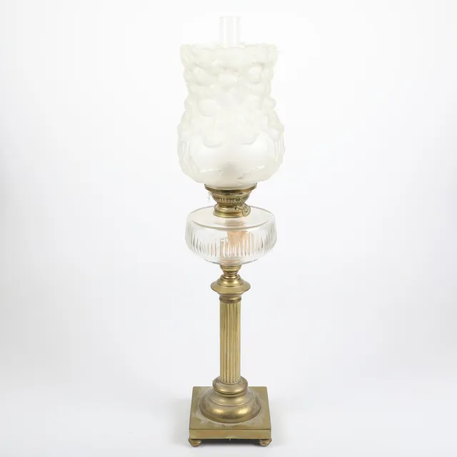 BORDSFOTOGENLAMPA, mässing/glas, 1900-tal.