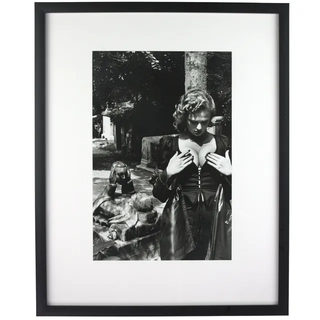 HELMUT NEWTON. Offsettryck, efter "Fashion Yves Saint Laurent, Père Lachaise", Paris 1977.