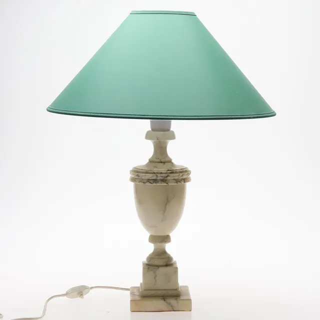 BORDSLAMPA. Marmor, Italien, 1900-talets andra halva.