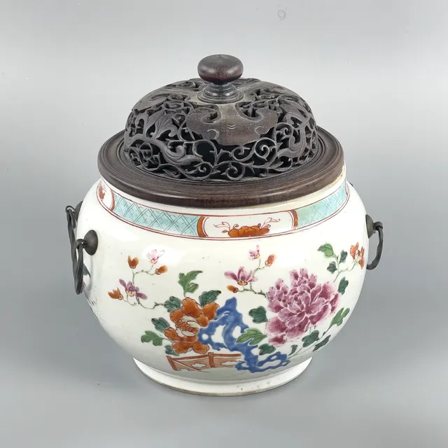 MATKÄRL, Kina, porslin med lock i trä, famille rose, 1800/1900-tal.