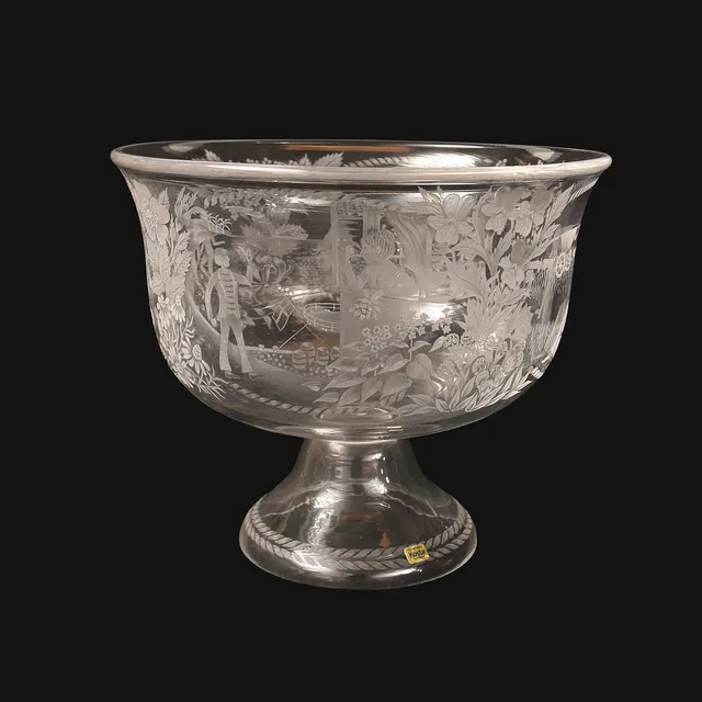 LISA BAUER. Skål på fot, glas, Årsskål till Evert Taube minne, Kosta, signerad, numrerad 29/175, daterad 1978.