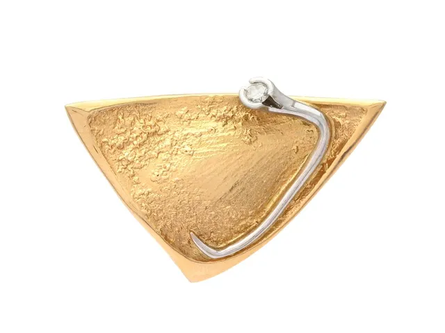 OLE LYNGGAARD, lås, Rustik, 18K guld/vitguld, briljantslipad diamant 0,05 ct, W/VS, längd 33 mm, vikt 11,8 g.