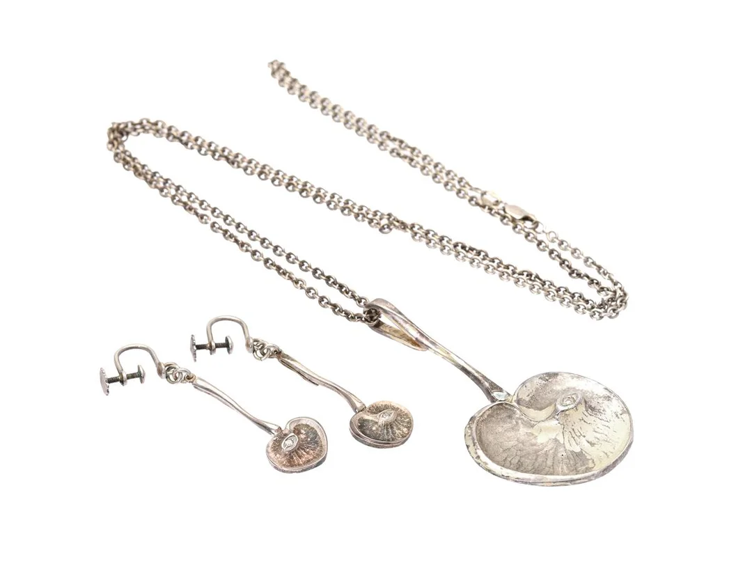 SMYCKESET, hänge med kedja, örhängen, sterlingsilver, cubic zirkon, Finland, längd 70 cm, vikt 35,9 g, skruvmekanism. — Smycken/Smyckeset — Kaplans