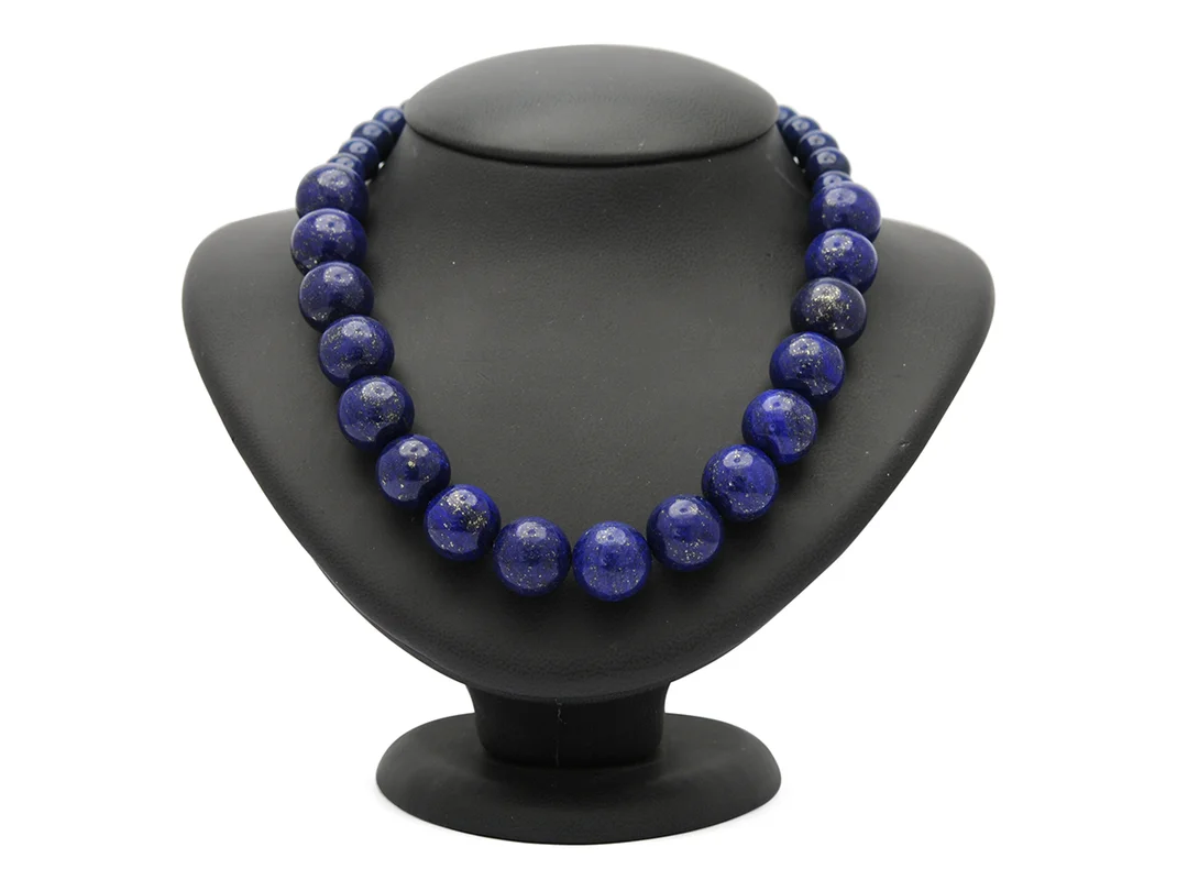 COLLIER, doserade lapis lazuli kulor ca 9,95- 16,09 mm, lås i vitmetal llängd ca 40 cm — Smycken/Collier — Kaplans