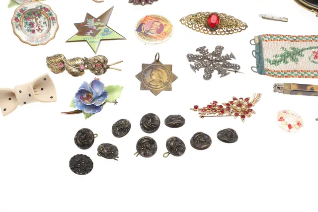 ASSORTED COSTUME JEWELLERY.