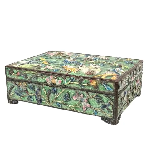 Caja China siglo XIX esmaltada con motivo de flores y aves sobre latón.