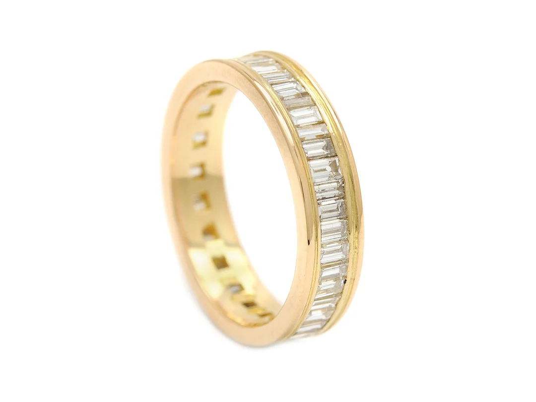 HELALLIANSRING, 18K guld, baguetteslipade diamanter ca 3,00 ctv, ca TW-W(G-H)/VS, Finland 1998, stl 19,5 mm, vikt 6,6 g, en diamant med skada på undersidan. — Smycken/Alliansring — Kaplans