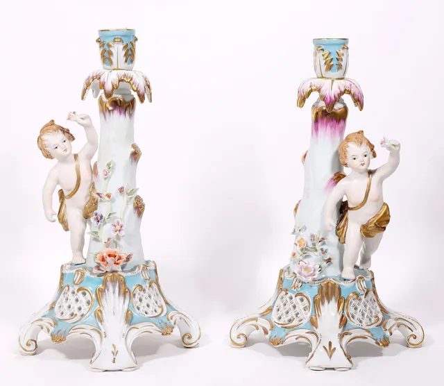 PAREJA DE CANDELEROS. PORCELANA EUROPEA. MEDIADOS SIGLO XX.