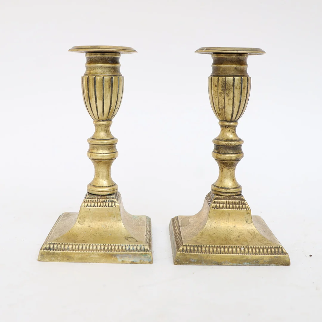 LJUSSTAKAR ETT PAR, 1800-tal, empirestil, mässing, gängade pipor med löstagbara manchetter. — Candlesticks — Falun Auktionsbyrå