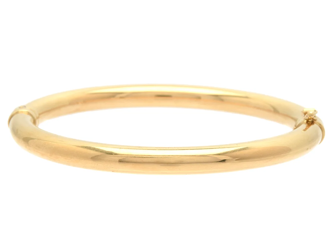 ARMRING, 18K guld, innermått ca 6 x 5 cm, ihåligt, Italien, öppningsbart, vikt 11 g. — Smycken/Armring — Kaplans