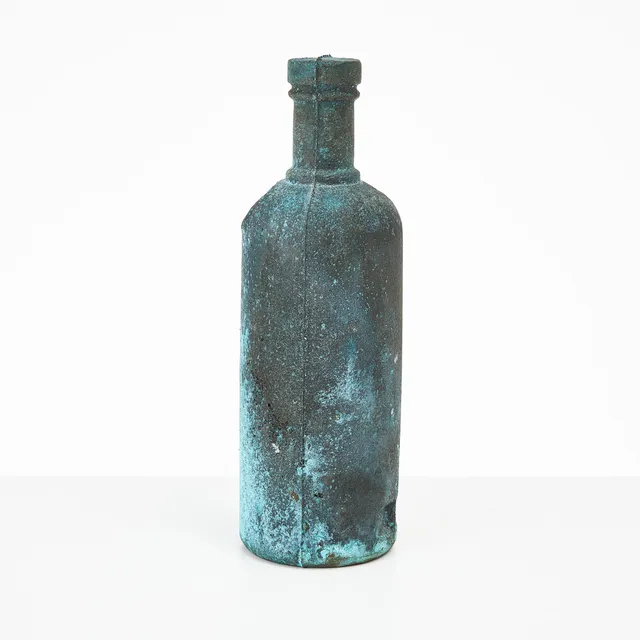 BO ANDERSSON (1946). "Absolut Art", gjutjärnsskulptur i form av flaska, undertill märkt KGBA 04.