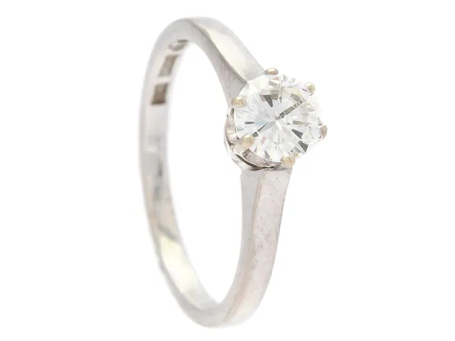 ENSTENSRING, 18K vitguld, briljantslipad diamant 0,61 ct enligt gravyr, ca TW/P1, stl 17,5 mm, vikt 3,5 g, naturlig hålighet vid bordet samt nagg på rondisten i anslutning till inneslutning.
