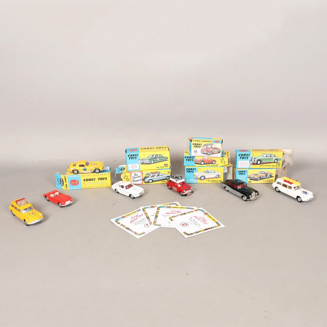 EIGHT BOXED CONTEMPORARY CORGI CARS (8). — Model cars — Bishop & Miller